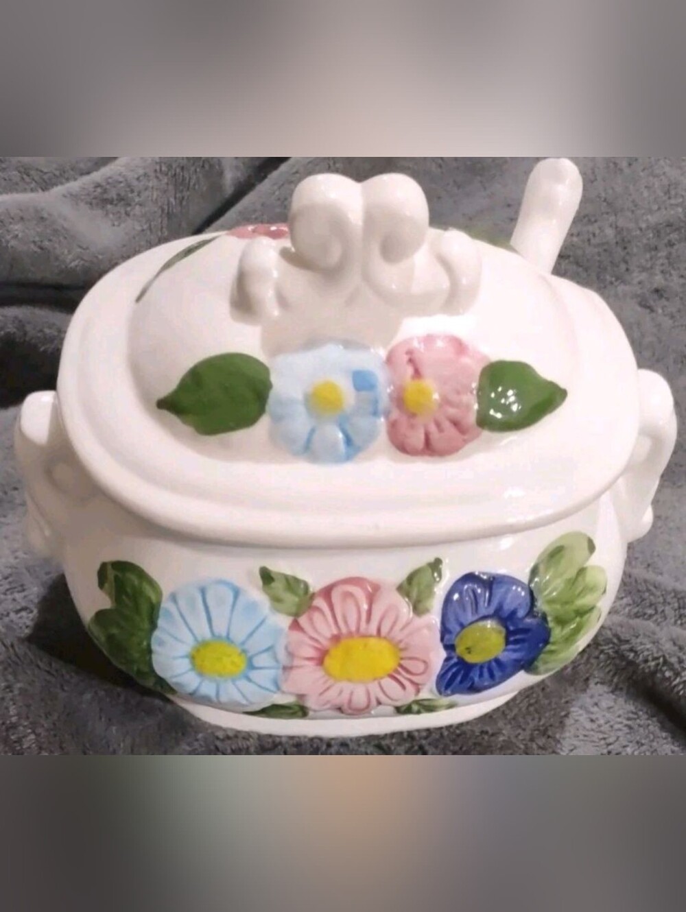 Floral Daisy Soup Tureen Lid & Ladle 7½"x 6½" x 5" Ceramic Unstamped Vintage